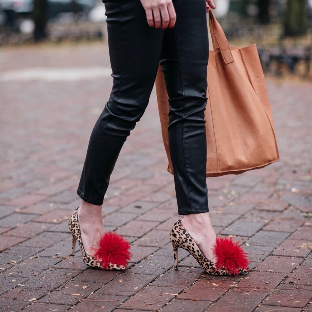 Leopard print pom-pom pumps